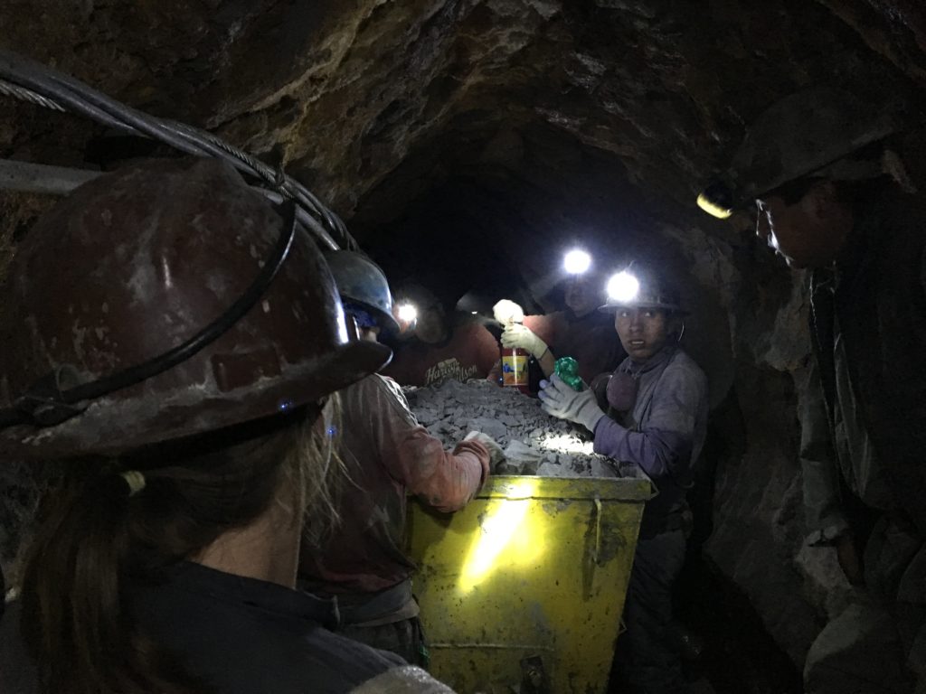 De mijnwerkers aan het werk in de mijnen in Potosi